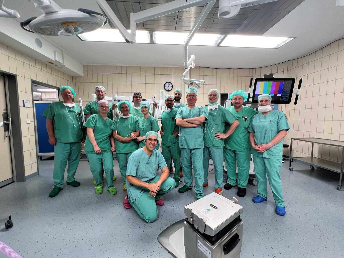 Team der Thoraxchirurgie der Klinik am Park steht im OP-Saal