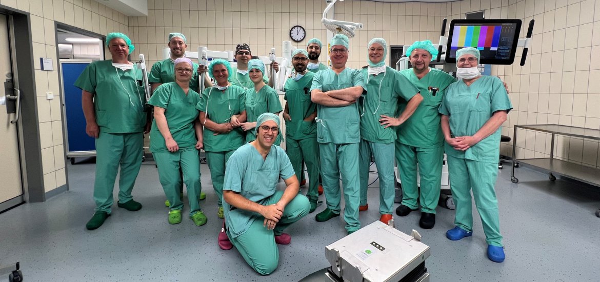 Team der Thoraxchirurgie der Klinik am Park steht im OP-Saal