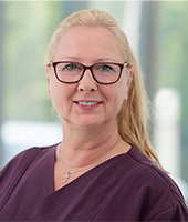 Karin Meininghaus Breast Care Nurse lächelt in die Kamera