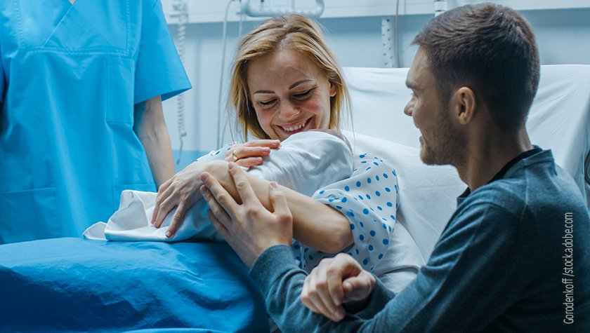 Mutter , Vater und Baby befinden sich gemeinsam im Krankenzimmer nach der Geburt